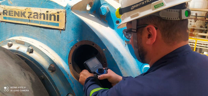 Zanini Renk Technician performing maintenance on an industrial speed reducer, highlighting preventive inspection and operational reliability.