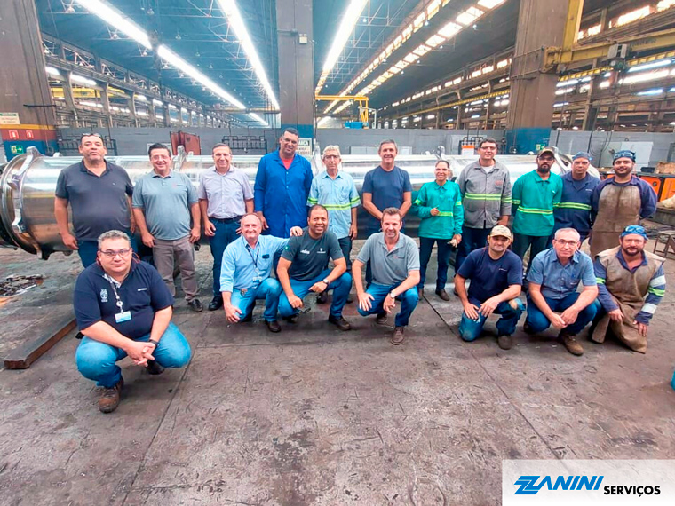 Zanini Servi&ccedil;os team at an industrial facility specialized in heavy machining and metal fabrication.